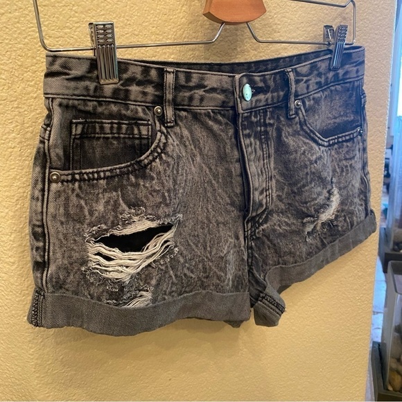 FOREVER 21 Women Gray Acid Wash Ripped Roll Up Jean Shorts Size 27 - Picture 2 of 6
